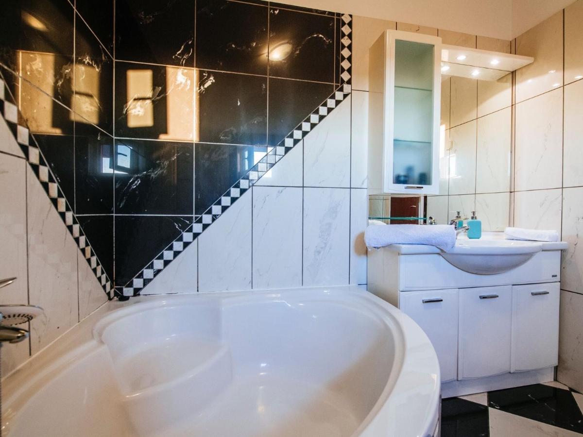 Splendid Holiday Home In Jasenice マスレニツァ エクステリア 写真